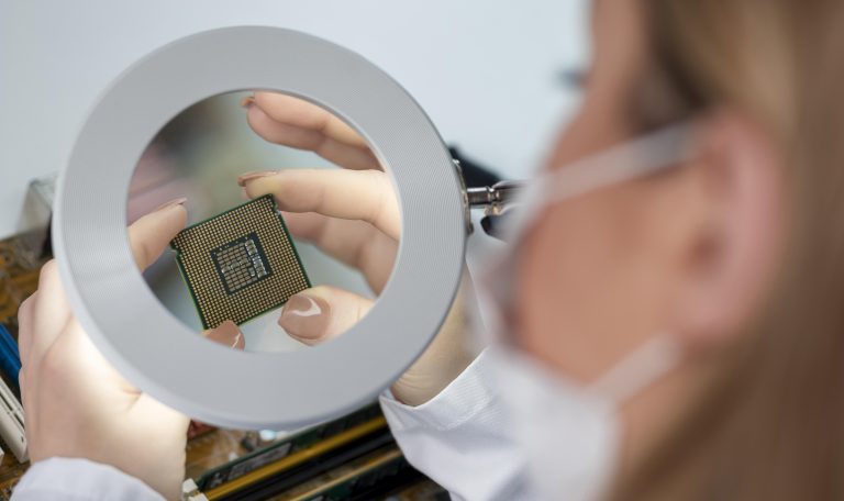 Corrida pela inteligência artificial: EUA investem US$ 9 bilhões em superchips para agências secretas