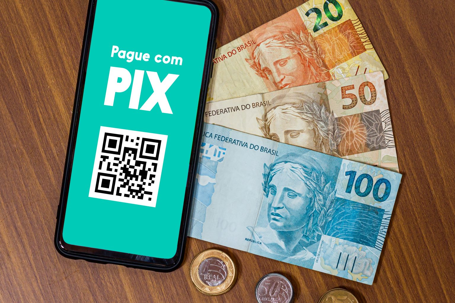 Consumidores gastam até 35% a mais em compras feitas pelo Pix
