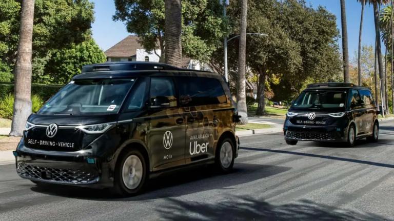 Uber corta 3.300 funcionários enquanto acelera aposta em robotáxis